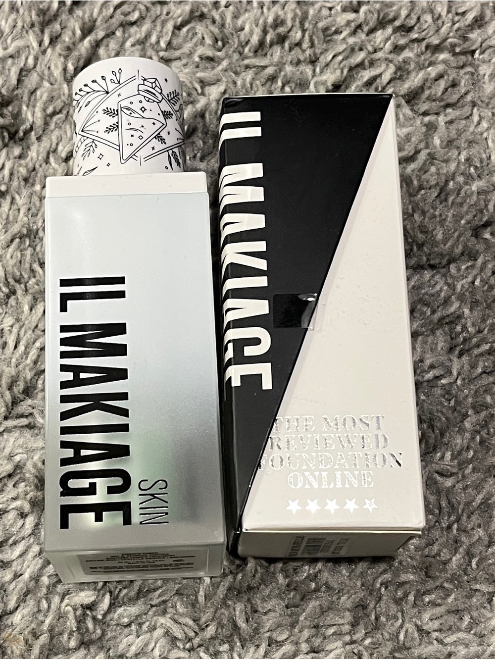 IL MAKIAGE Skin Foundation - Silver and Black Packaging - Picture 1 of 3